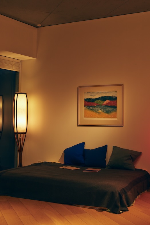 The NOON 七里ヶ浜スタジオ｜温かみと落ち着いた夜の室内はシンプルな会話シーン、対談・インタビューの撮影に最適