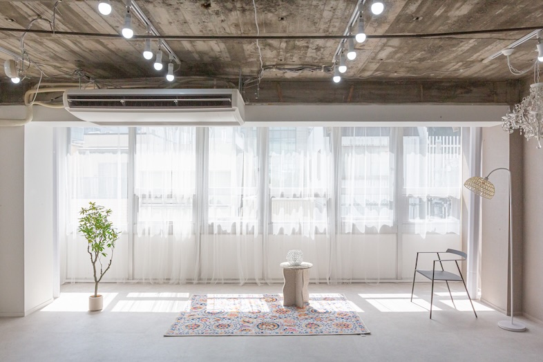 リンゴバケーション神保町店｜時間帯によって光の印象が変化する広々としたスタジオ