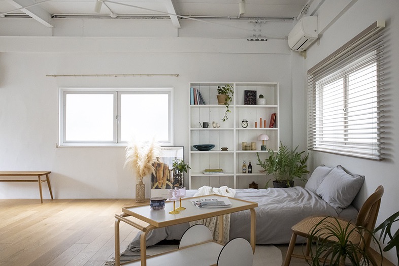 STUDIO RODAN｜【2F】ティートロリーと本棚のあるモダンテイストなベッドスペース