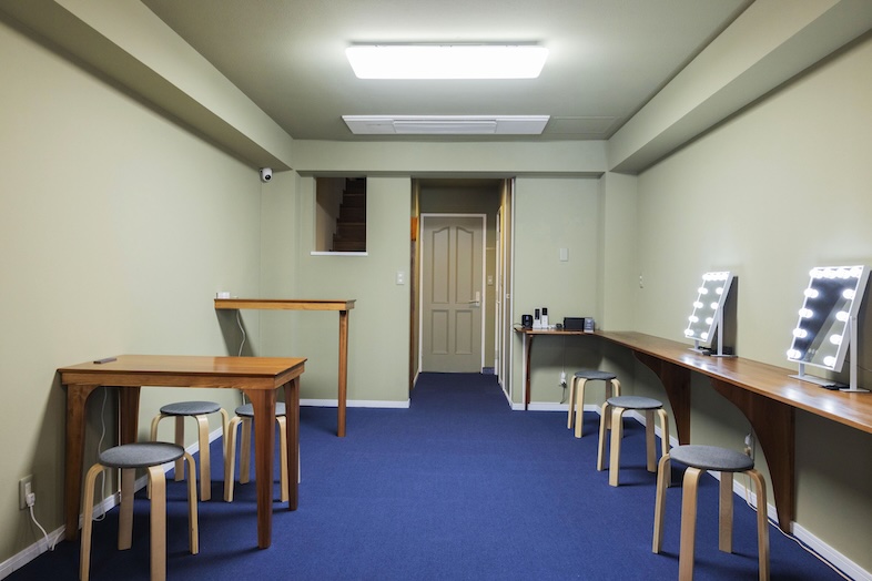 Studio Mekuru｜【1F Prologue】木製テーブルとミラーを備えた落ち着いた控室は打合せ・待機・軽メイクにも最適