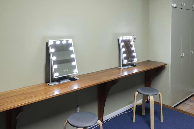 Studio Mekuru｜【1F Prologue】木製テーブルと照明ミラーが調和する作業スペースはメイクはもちろん、PC作業や資料確認にも最適