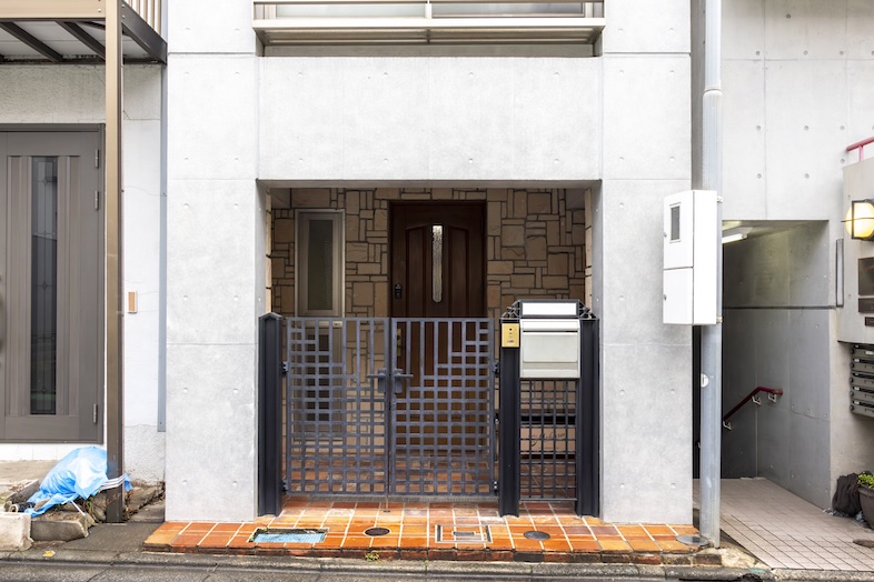 Studio Mekuru｜【1F Prologue】コンクリート外壁とウッドドアが調和した外観は、下北沢らしい落ち着いた佇まい