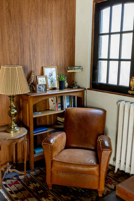 HUDSON STUDIO & GARDEN｜【1Fstudio】窓辺の読書コーナーとアンティーク家具