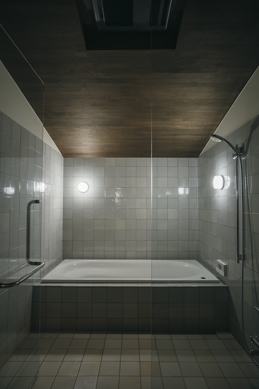 TACTILE HOUSE OSAKA｜【2F】スタイリッシュな浴室は美容・バスグッズ・ホテル系のシーンに最適