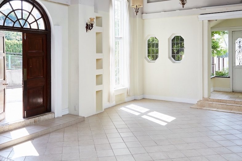 EASE 目黒 -GROUND LIBRARY-｜差し込む自然光とシンプルな家具が映えるホワイトでまとめたエントランスホール