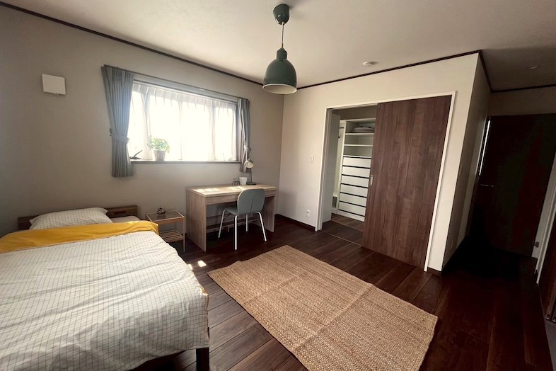 府中市南町 一軒家｜【2階】収納やベッドもあり生活シーンの撮影に最適な9.5帖の洋室