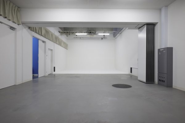 広々とした白ホリゾント空間で商品・モデル・動画撮影など自由自在な撮影が可能