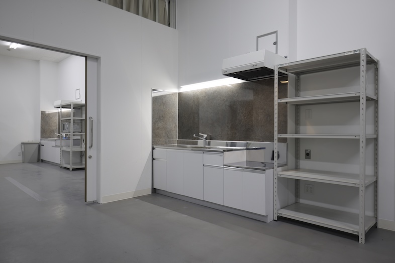 海岸通りスタジオ｜キッチンの隣には収納棚もあるためフードスタイリングもラクラク