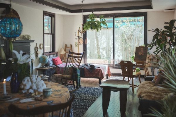 【1F】窓から緑が見える構図｜ライフスタイル系コンテンツに最適