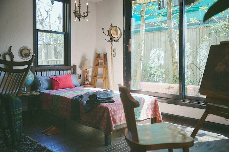 studio PHOME｜【1F】大きな窓からの光とアンティーク調の家具が、朝の清々しさや1日の始まりを予感させる一コマ