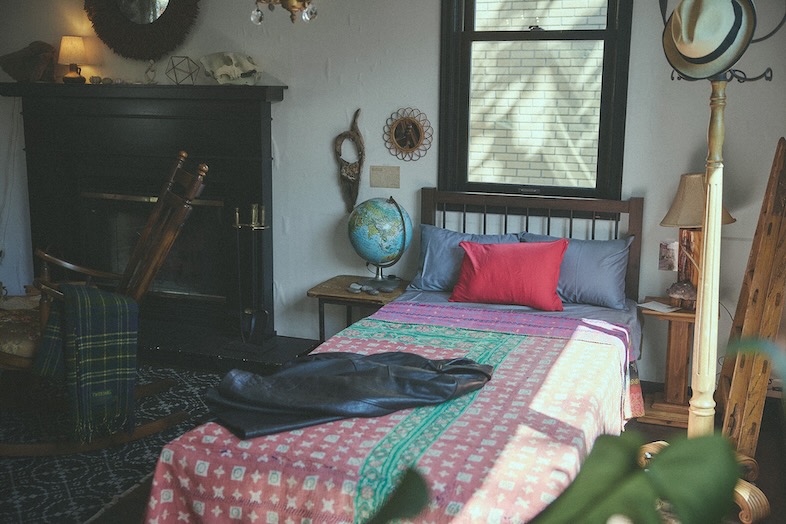 studio PHOME｜【1F】アンティーク調のベッドフレームとカラフルなリネン、暖炉｜寝具・ライフスタイル系ブランドの撮影に