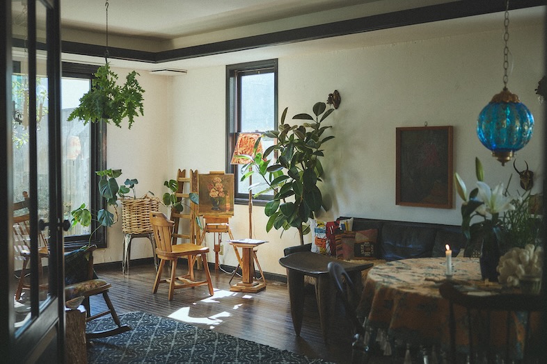 studio PHOME｜【1F】観葉植物とイーゼル・額縁が並ぶアトリエ風スペース｜アート系・クリエイター向けブランドの撮影に