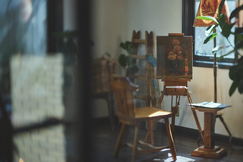 studio PHOME｜【1F】窓からの光を正面から受けるアンティークチェアの構図