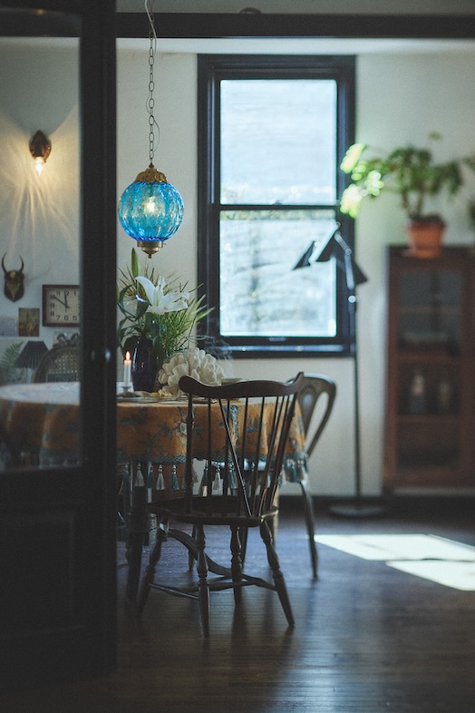 studio PHOME｜【1F】家具の多様な色・形・高さのバリエーションと自然光がベストマッチな構図