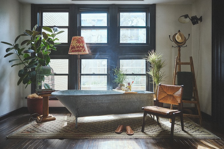 studio PHOME｜【1F】アンティークバスタブとレトロな椅子が並ぶバスルーム全景｜ファッションや美容系の世界観撮影に