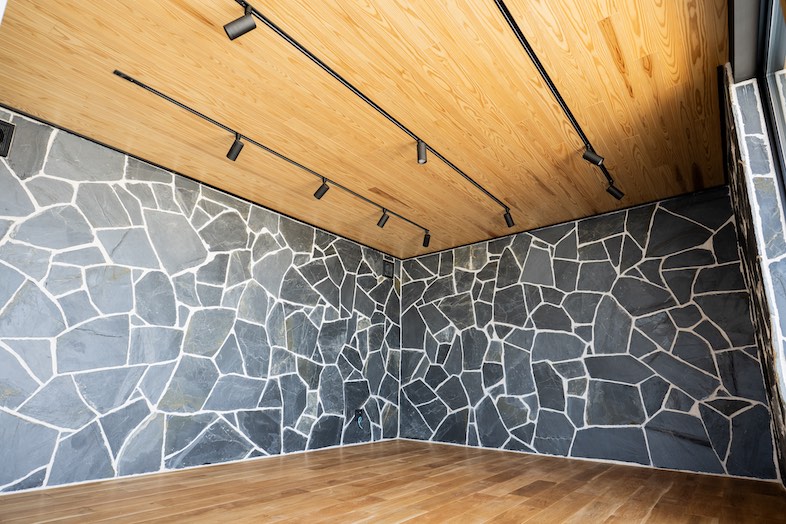 The PIER｜【3F ギャラリー】石壁を背景にアパレル撮影や商品撮影が可能