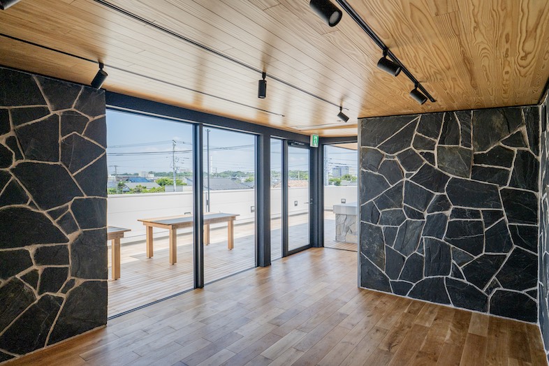 The PIER｜【3F ギャラリー】自然光降り注ぐ屋上は、広告やカタログ撮影はもちろん、動画撮影にも最適です