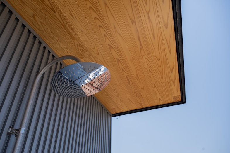 The PIER｜【3F ウッドデッキ】温水の外シャワー