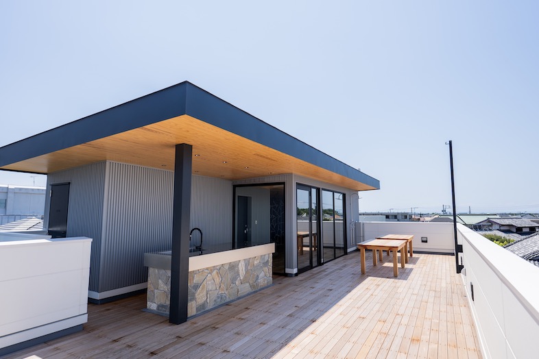 The PIER｜【3F ウッドデッキ】オープンスペースの広々ウッドデッキ