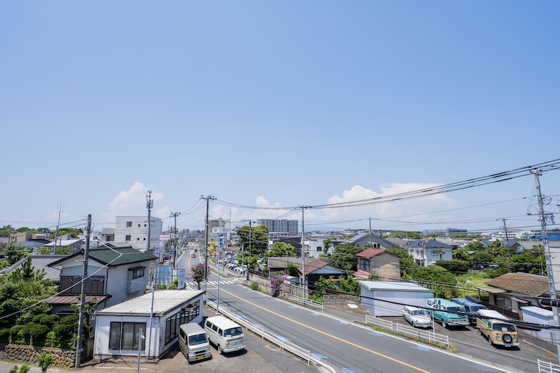 The PIER｜【3F ウッドデッキ】藤沢の街並みを背景に撮影可能