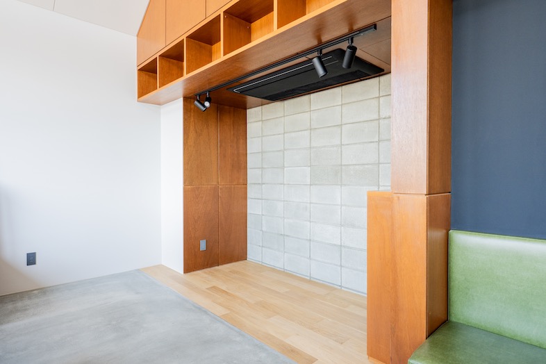 The PIER｜【1F ラウンジ】コンクリート壁を背景に撮影が可能