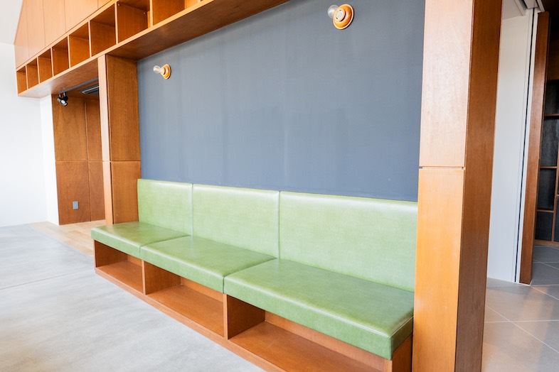 The PIER｜【1F ラウンジ】目を惹くグリーンのソファ