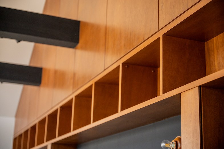 The PIER｜【1F ラウンジ】商品を並べることができるウッド棚有り