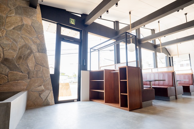 The PIER｜【1F ラウンジ】入口のガラス扉では、入店シーンなどの撮影も可能です