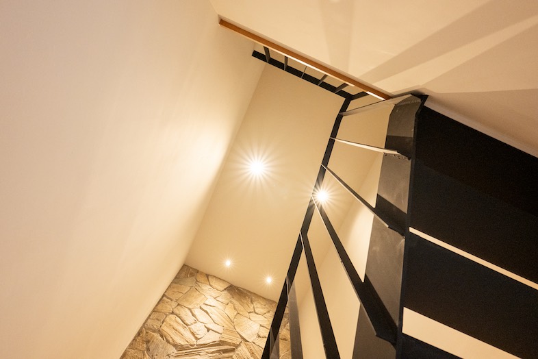 The PIER｜【1F ラウンジ】天井が高く、開放感のある階段エリア