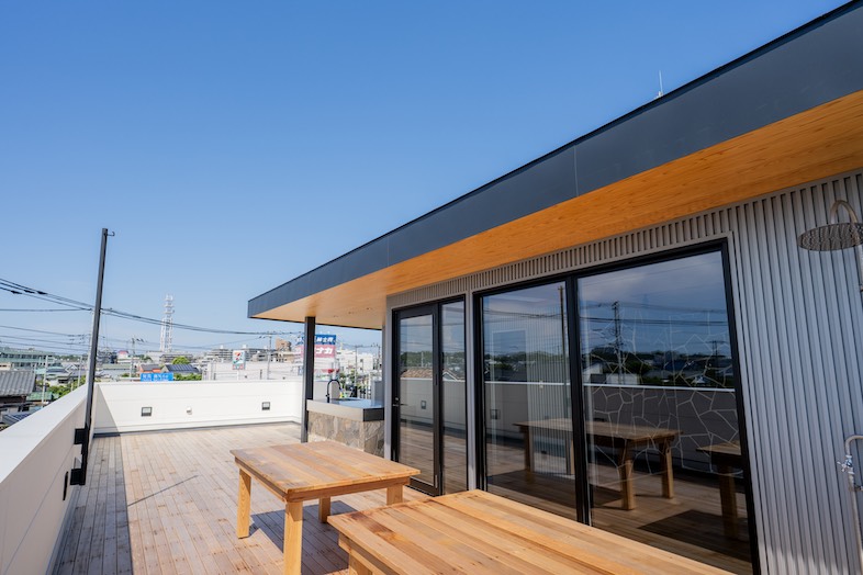 The PIER｜【3F ウッドデッキ】開放感のある空抜けショットの撮影に最適