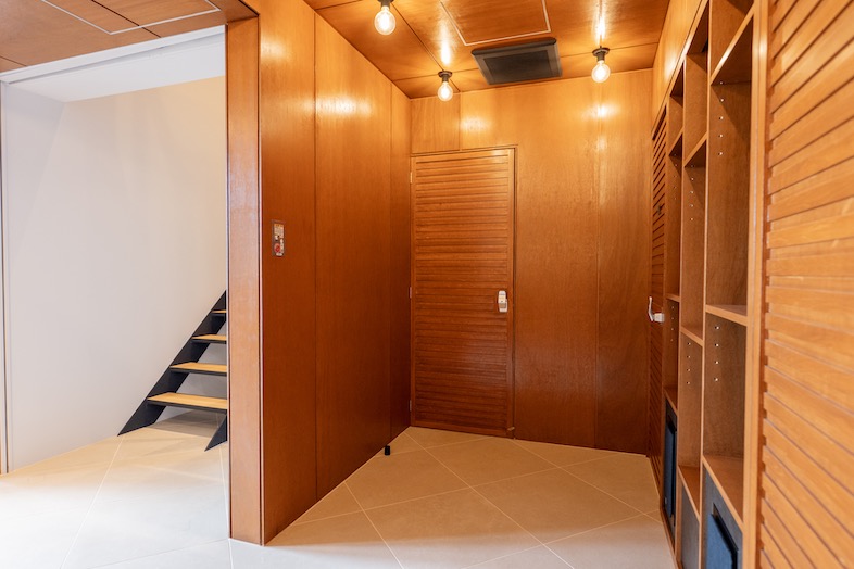 The PIER｜【1F ラウンジ】ナチュラルな雰囲気のウッド壁