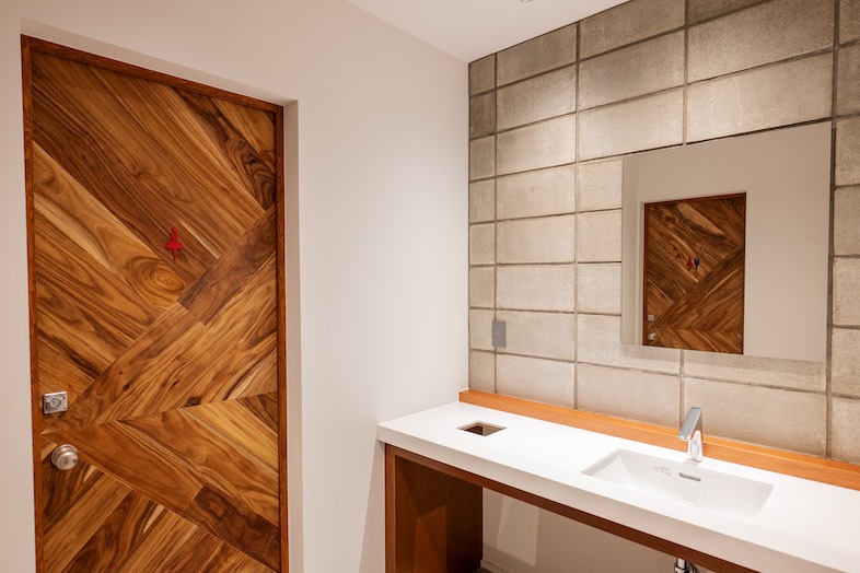 The PIER｜【1F ラウンジ】デザイン性の高い洗面スペースは、スキンケア商品の撮影に最適