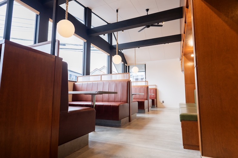 The PIER｜【1F ラウンジ】窓から豊富に自然光が差し込み、時間帯の演出も可能