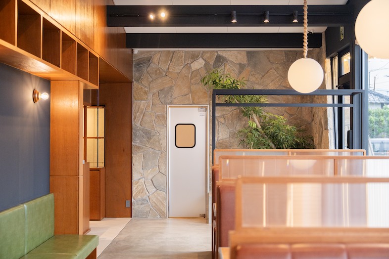 The PIER｜【1F ラウンジ】ウッドモダンの開放的な空間