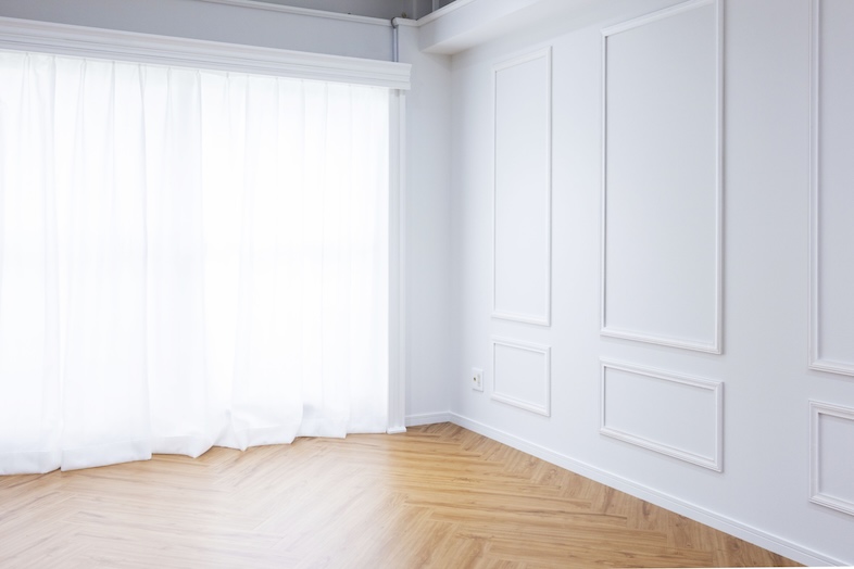 Studio Mekuru｜【 2F Canvas】白壁とヘリンボーン床が織りなす明るい空間は清潔感のあるナチュラルトーンが魅力