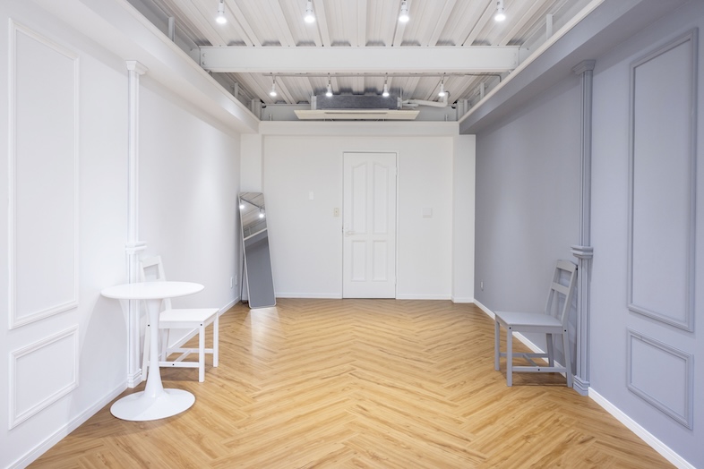 Studio Mekuru｜【 2F Canvas】奥行きとヘリンボーン床のラインが印象的なので立体的な構図でムービーにも対応