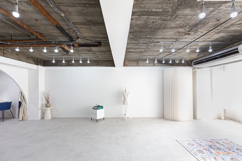 リンゴバケーション神保町店｜壁面のニュートラルな色味は様々な被写体の魅力を引き出します