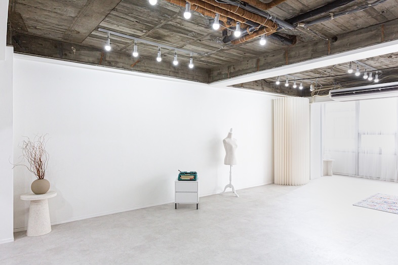 リンゴバケーション神保町店｜コンクリ天井と白壁の無機質な空間はエッジの効いた作品づくりにぴったり