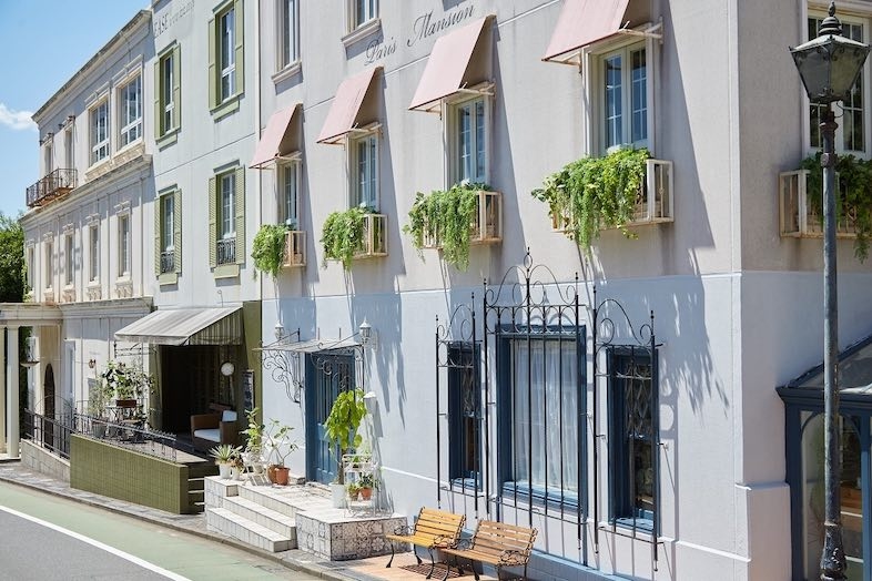 EASE 目黒 -GROUND LIBRARY-｜白壁と植栽が彩るヨーロッパ風の建物外観