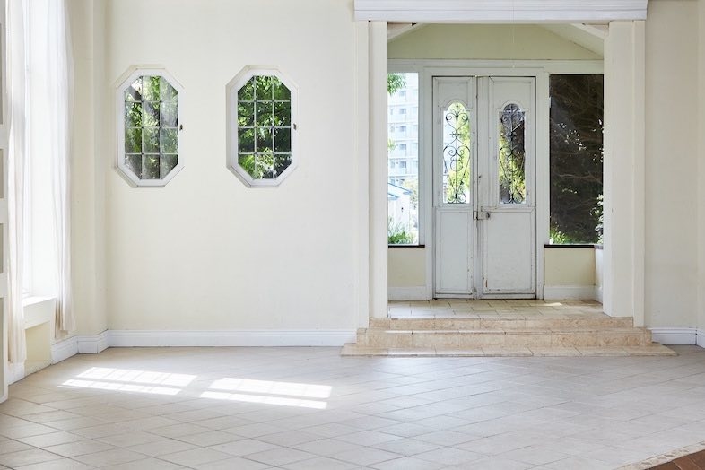 EASE 目黒 -GROUND LIBRARY-｜ユニークな丸窓と白壁が印象的な廊下はナチュラルなスナップ撮影やモノローグ風な映像にもマッチ