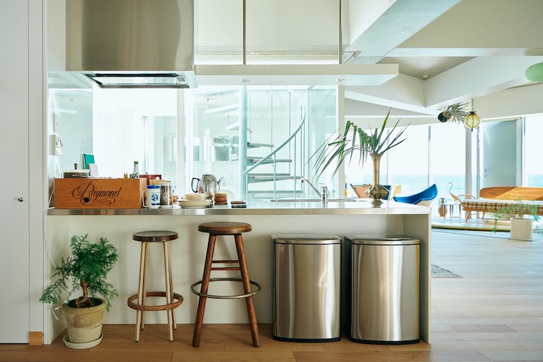 The NOON 七里ヶ浜スタジオ｜デザイナーズ家具をバックに広告や商品撮影に映える一枚が撮れる