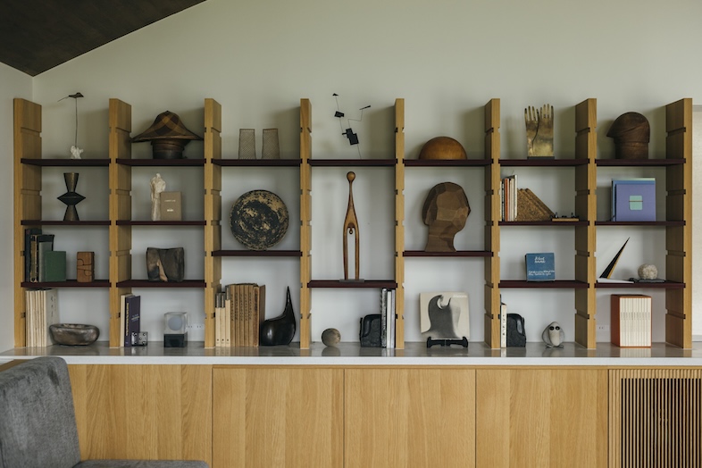 TACTILE HOUSE OSAKA｜【2F】壁面シェルフはカルチャー誌や雑貨カタログ、ポートレートなどの撮影にもマッチ