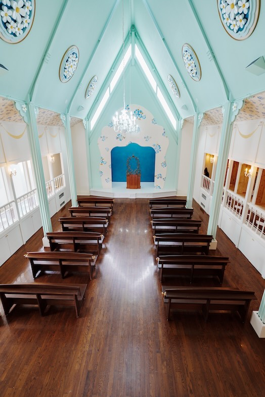 swantail chapel｜【チャペル内観】爽やかで静謐な空気感をまとう優美なメインホール全景