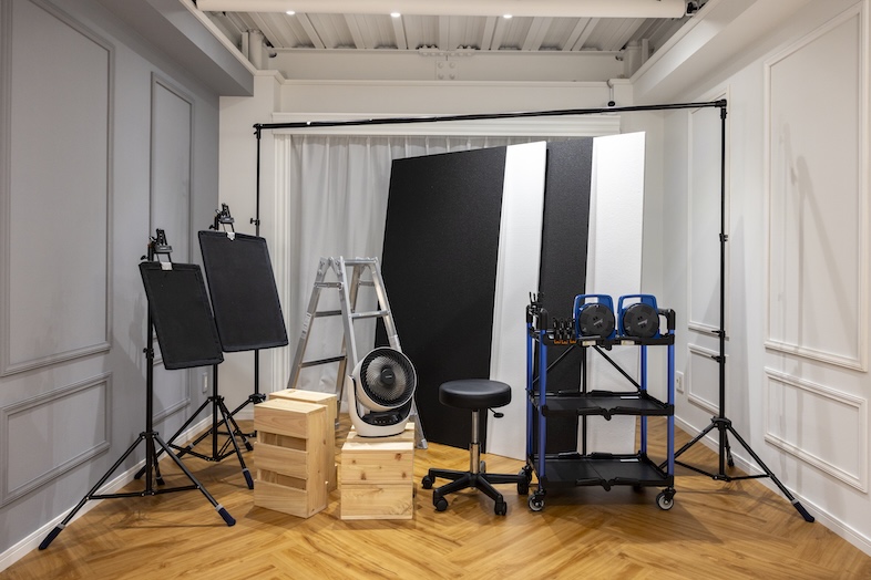 Studio Mekuru｜撮影に欠かせないフラッグ・レフ板・脚立・台・キャスターなどを常設、スチール・動画のライティング補助にも対応