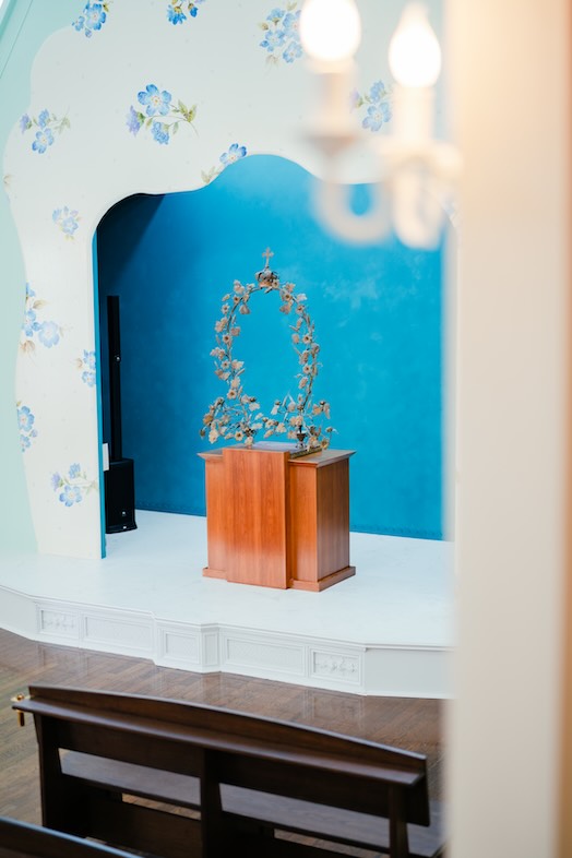 swantail chapel｜【チャペル内観】シンボリックなブルーバックの舞台は印象的な主役カットが撮れる