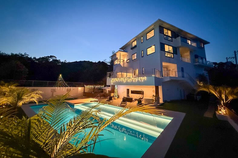 海彩テラス熱海別邸｜【屋外施設】クリスマスイルミネーションを施したプールはMVやナイト撮影にぴったり