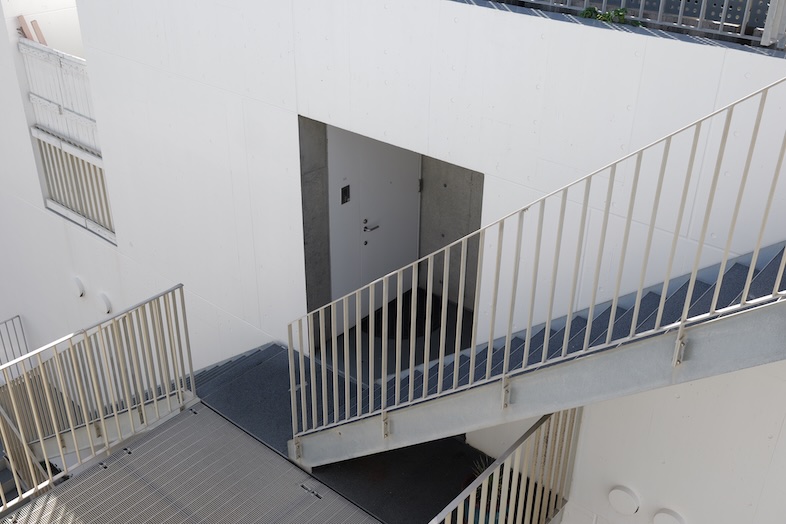 The NOON 七里ヶ浜スタジオ｜屋外通路