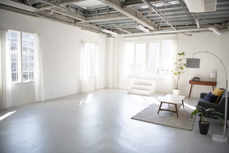 EASE 目黒 -PARIS MANSION 301-｜光が降り注ぐ大きな窓と白壁に囲まれた広々リビング空間