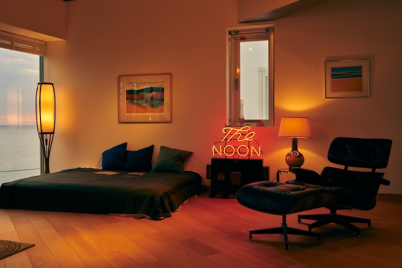 The NOON 七里ヶ浜スタジオ｜フロアスタンドが灯るリビング