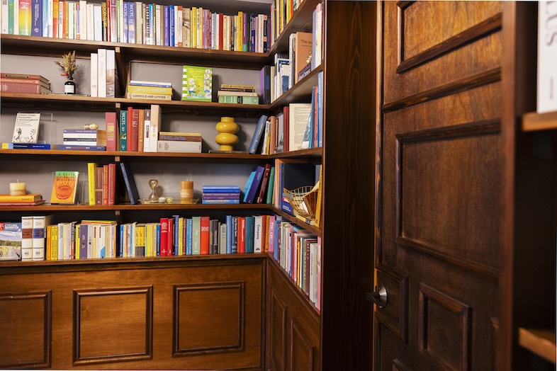 Studio Mekuru｜【3F Archive】カラフルな洋書が並ぶクラシックな書棚コーナーは知的で落ち着いた雰囲気の撮影に最適